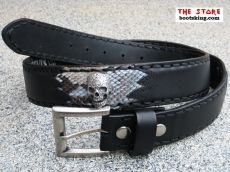 Schwarzer Gürtel mit blauer Python Applikation und Totenkopf Metallverzierungen