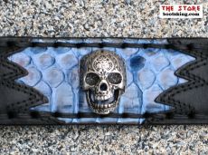 Schwarzer Gürtel mit blauer Python Applikation und Totenkopf Metallverzierungen