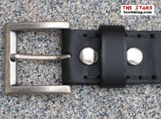 Schwarzer Gürtel mit blauer Python Applikation und Totenkopf Metallverzierungen