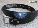 Schwarzer G�rtel mit blauer Python Applikation und Totenkopf Metallverzierungen